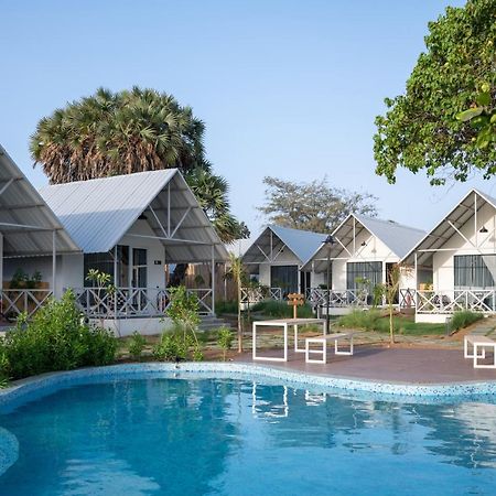 Praveg Beach Resort Daman Lighthouse Beach ภายนอก รูปภาพ