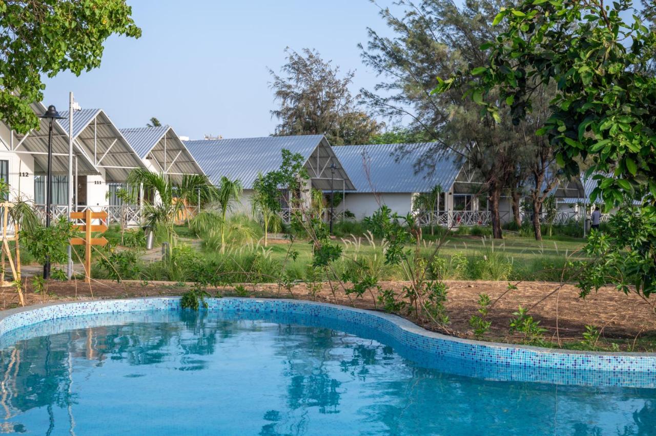 Praveg Beach Resort Daman Lighthouse Beach ภายนอก รูปภาพ
