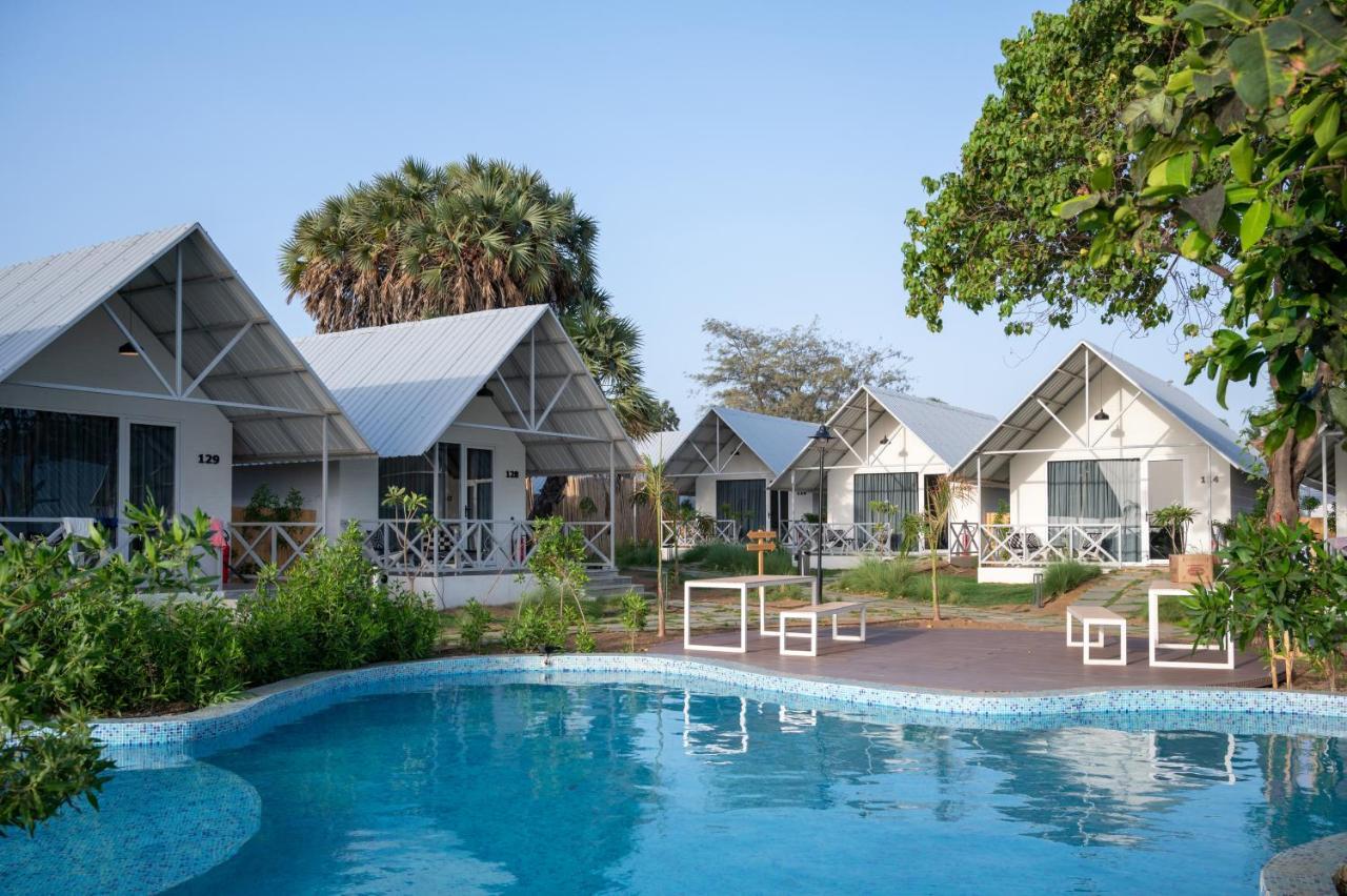 Praveg Beach Resort Daman Lighthouse Beach ภายนอก รูปภาพ