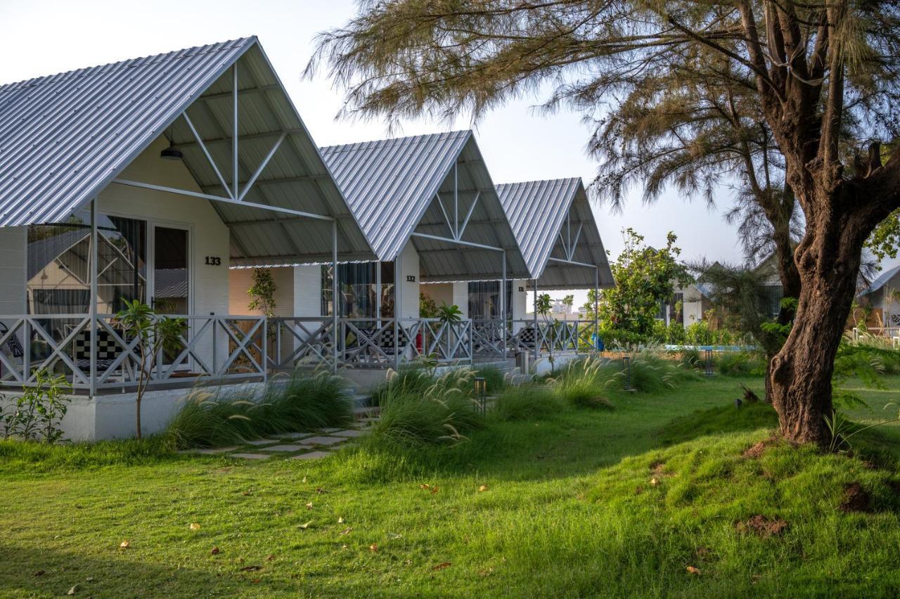 Praveg Beach Resort Daman Lighthouse Beach ภายนอก รูปภาพ