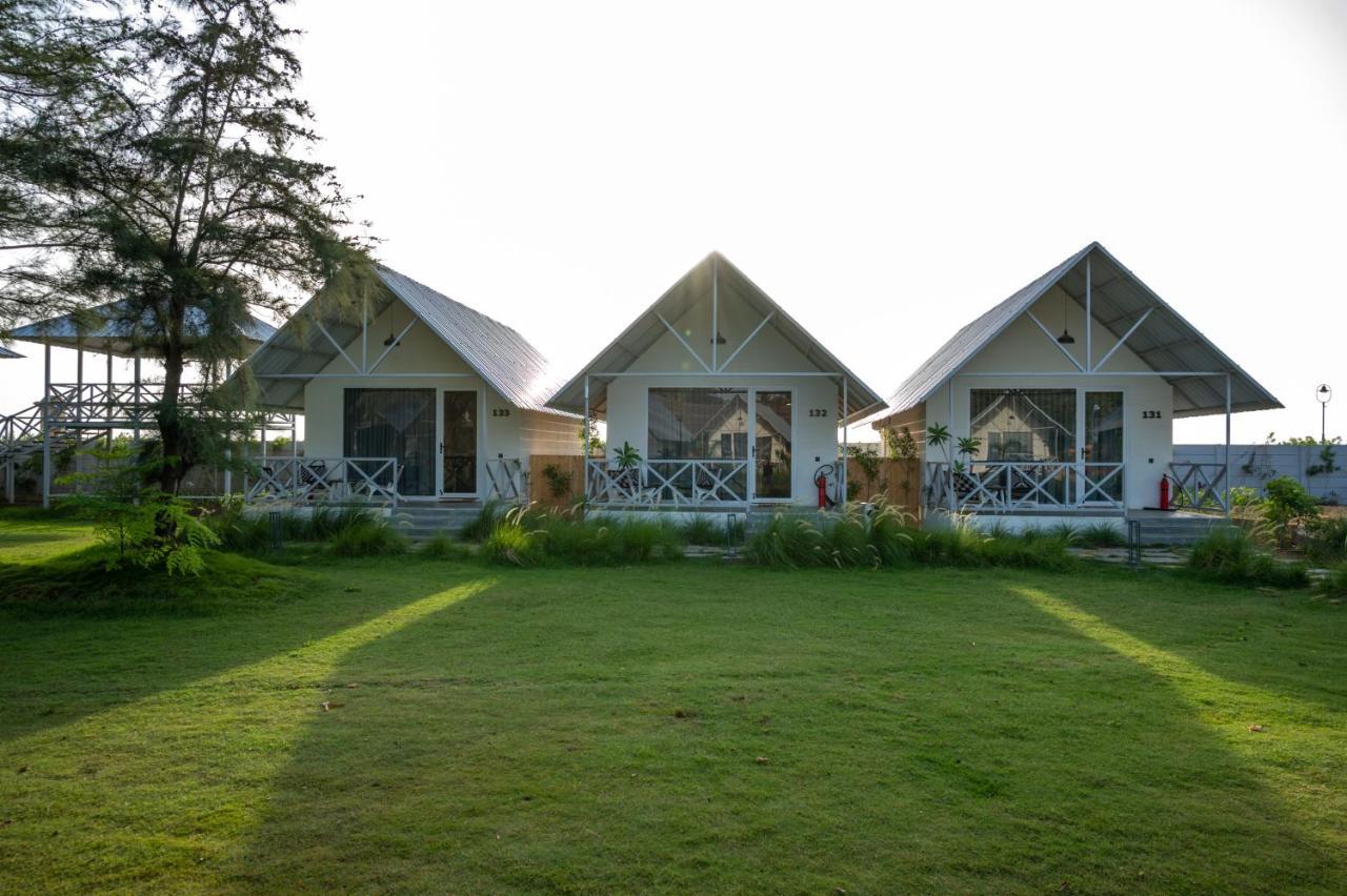 Praveg Beach Resort Daman Lighthouse Beach ภายนอก รูปภาพ