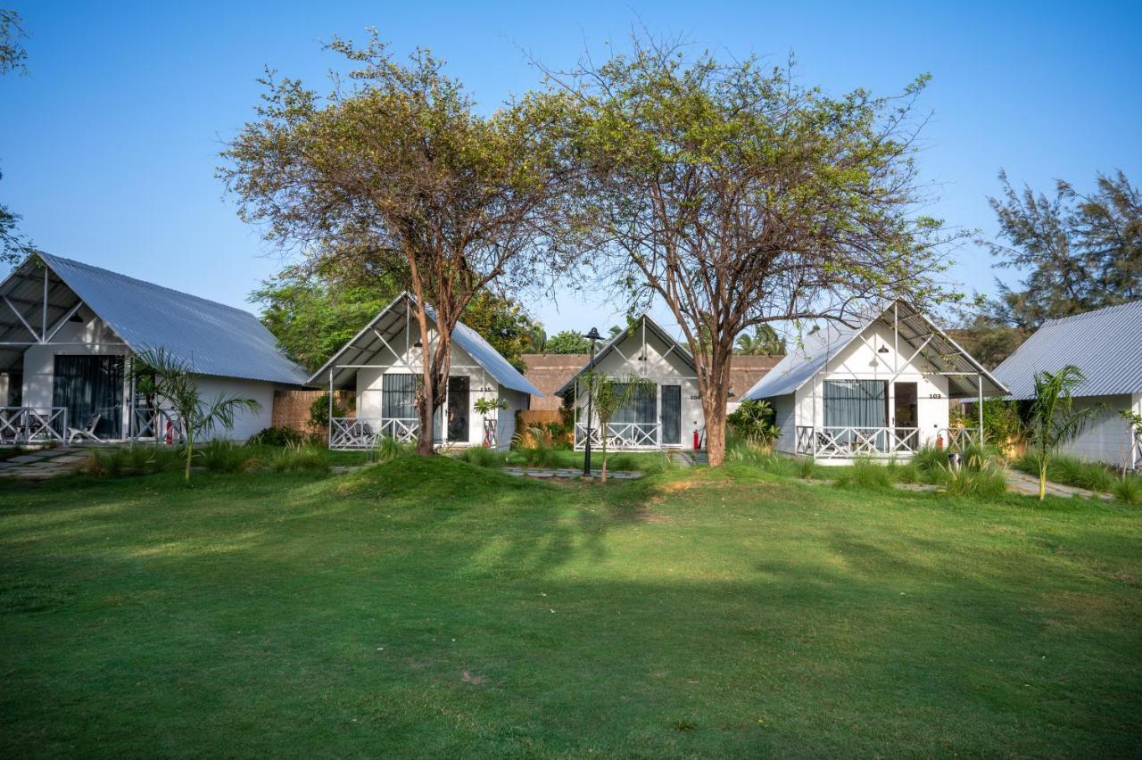 Praveg Beach Resort Daman Lighthouse Beach ภายนอก รูปภาพ